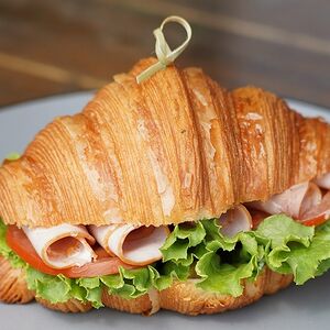 Круассан с ветчиной