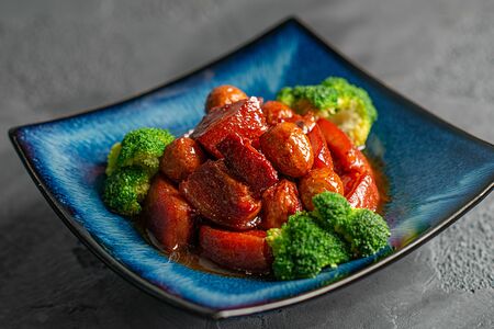 Хонг Шао Роу с перепелиным яйцом