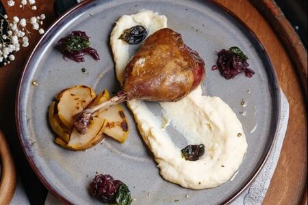 Ножка утки конфи с пюре из сельдерея и пьяной грушей