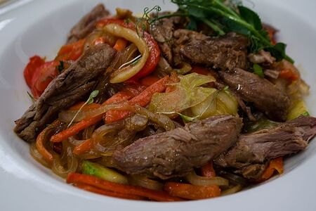 Стеклянная лапша с говядиной и овощами с соевым соусом