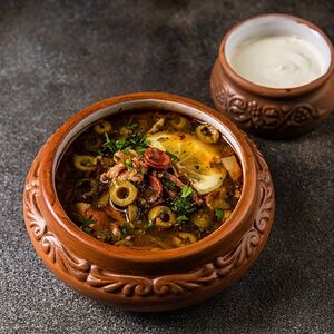 Солянка с беконом и языком