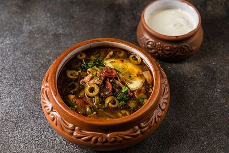 Солянка с беконом и языком