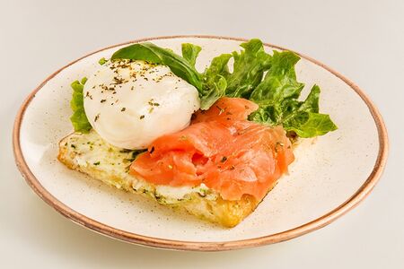 Бриошь с форелью и яйцом пашот