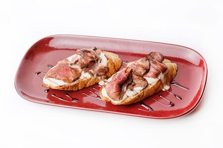 Дуэт брускетт с ростбифом