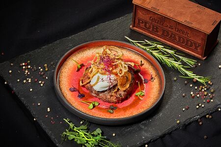 Бифштекс с яйцом пашот и луком фри