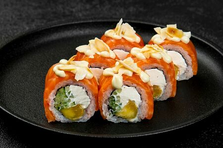 Ролл с лососем, сливочным соусом и миндалем