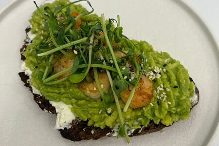 Авокадо-тост с креветками