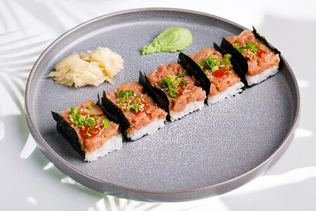 Суши осидзуси с тунцом