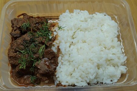 Рис отварной с куриной печенью в томатном соусе