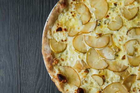 Пицца с Горгонзолой и грушей