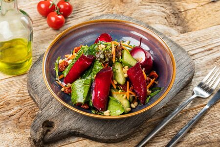 Свекольный салат с козьим сыром