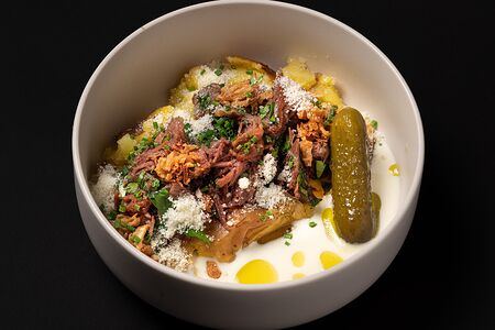 Печеный картофель с говяжьими щечками