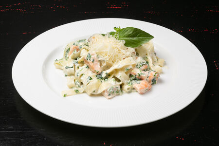 Паста со шпинатом и лососем