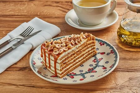 Медовик с соленой карамелью и фундуком