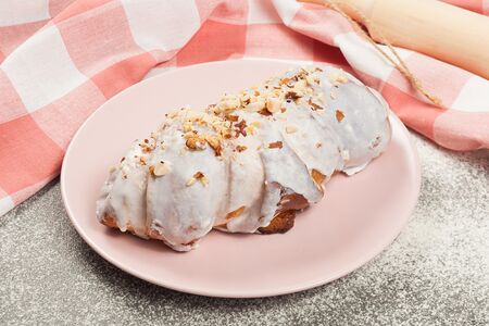 Булочка с марципаном