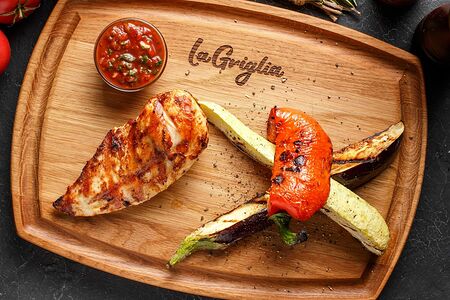 Куриная грудка с овощами гриль