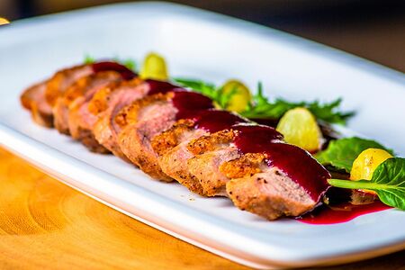 Утиная грудка под соусом демиглас