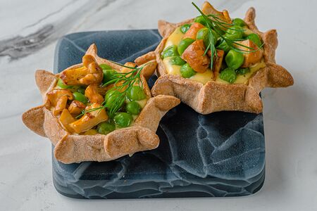 Пирожки-калитки с лисичками