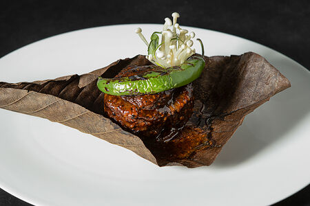 Медальон из говяжьей вырезки с острым соусом мисо