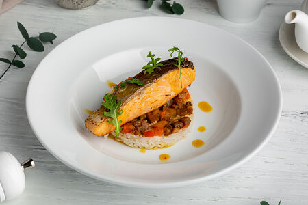 Лосось с рисом басмати, овощами и соусом манго