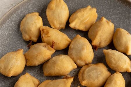 Жареные пельмени из говядины с грибами и сыром