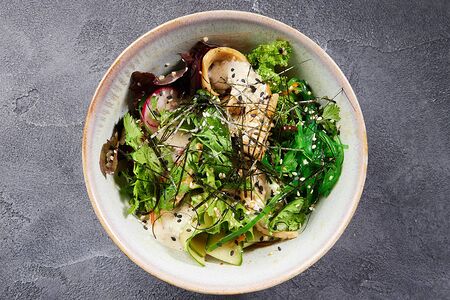 Салат с кальмаром