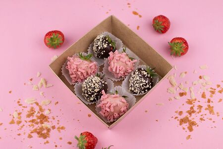 Клубника в розовом и темном бельгийском шоколаде