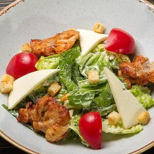 Салат Цезарь с курицей на мангале 250 г