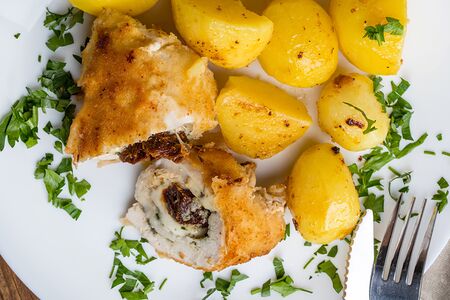 Куриные кармашки с мини-картофелем и розмарином