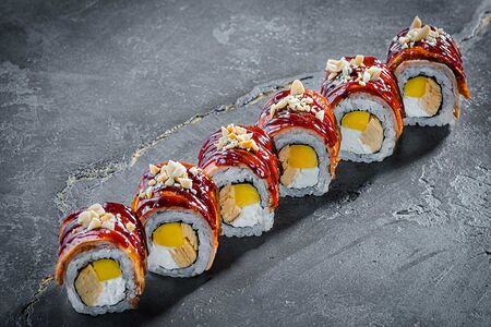 Ролл Утка в соусе хойсин с арахисом