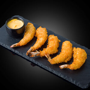 Креветки в кляре с соусом спайси