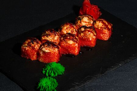 Теплый ролл из лосося и угря