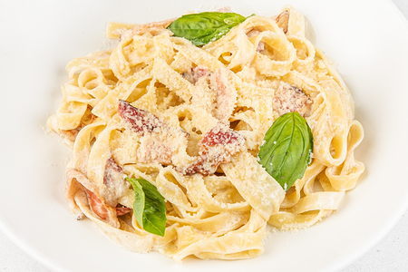 Феттучини с беконом в сливочном соусе