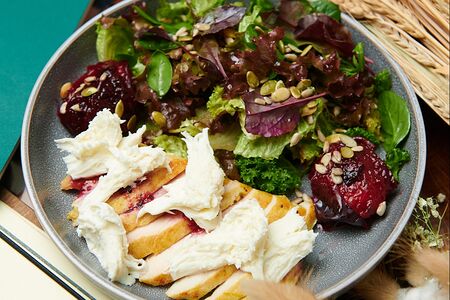 Салат с сочным цыпленком, пряной сливой и молодой моцареллой