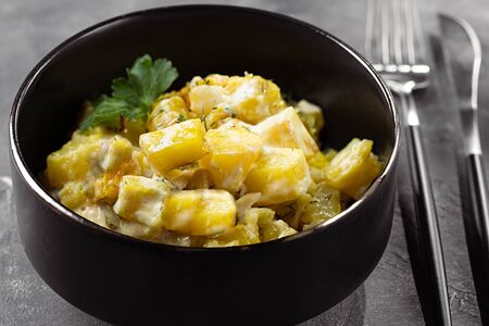 Картофель тушеный в сметане с сыром