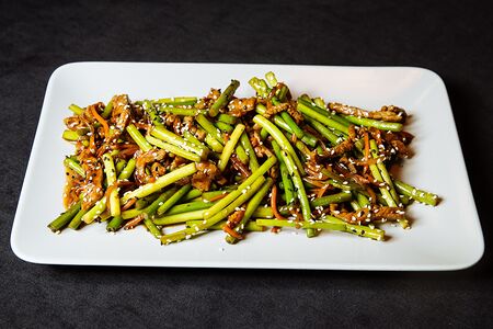 Побеги чеснока со свининой