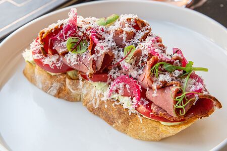 Брускетта с пастрами