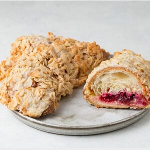 Круассан Королевский с клубникой и белым шоколадом