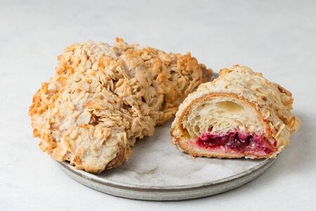 Круассан Королевский с клубникой и белым шоколадом