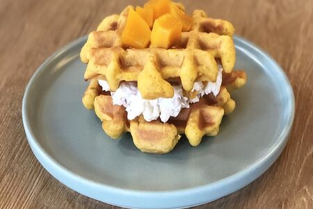 Тыквенные вафли с творожным сыром, рубленым пеканом и кусочками томлёной тыквы