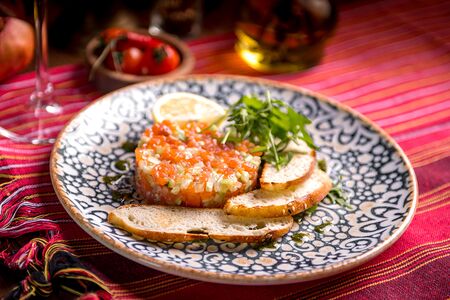 Тартар из малосольной форели с обжаренной чиабаттой