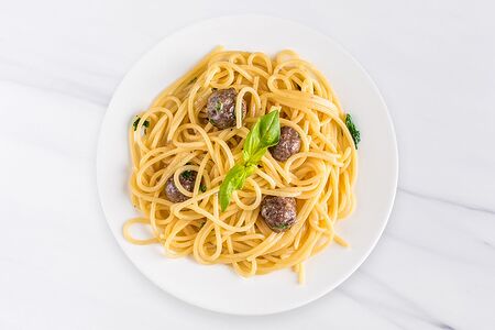 Спагетти с фрикадельками и сливочным маслом
