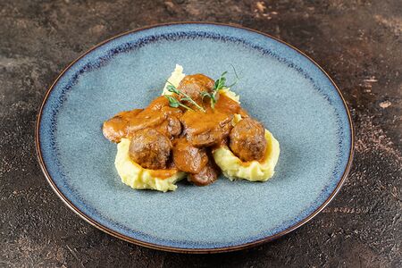 Тефтели с картофельным пюре