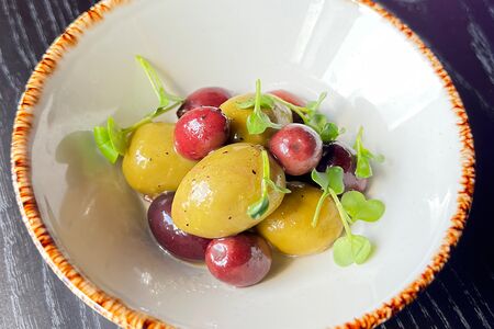 Прованские маринованные оливки к вину