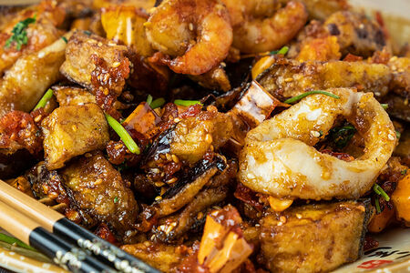 Баклажаны с кальмаром и креветками