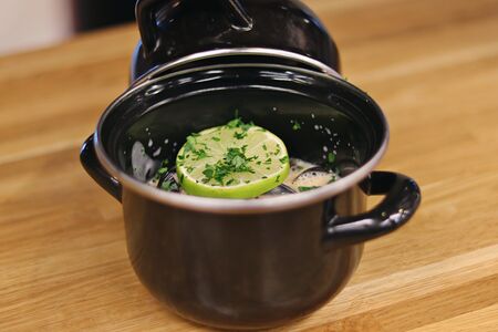 Мидии в сливочном шрирача