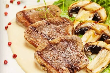 Язык на гриле с грибным кремом