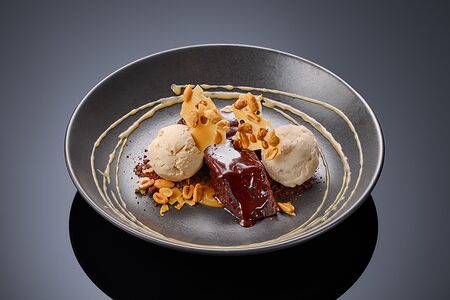 Брауни с двумя видами мороженого