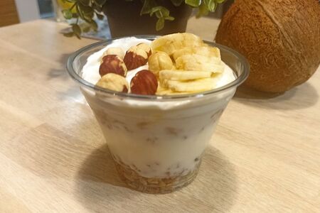 Йогурт с протеиновой гранолой, фруктовым миксом и орехами