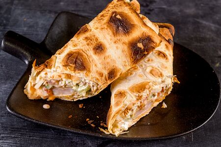 Шаурма с тигровыми креветками и кальмаром